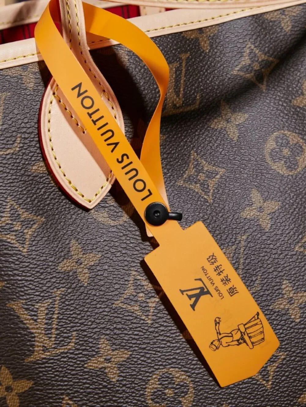 Louis Vuitton. dimensions 32